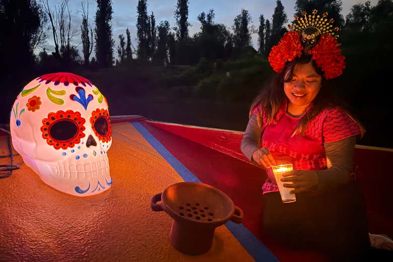 Paseo en trajinera por Xochimilco en Día de Muertos