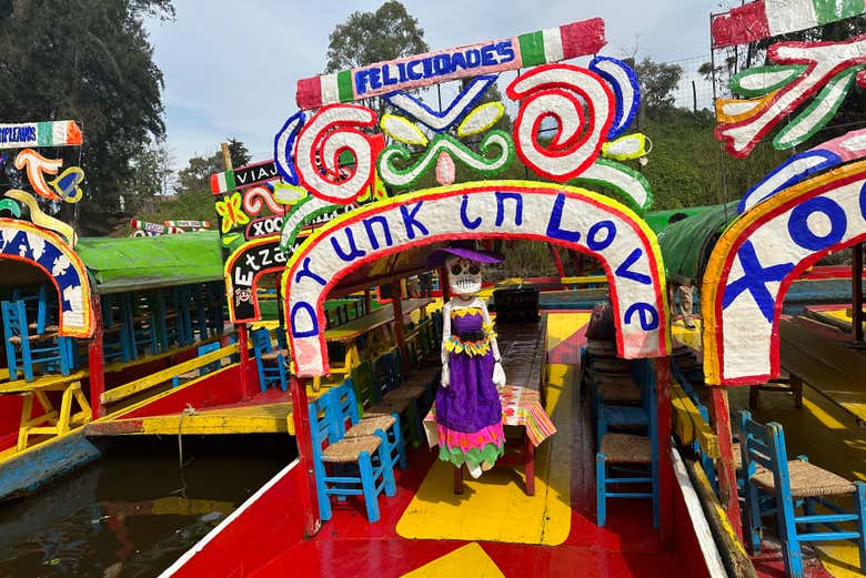 Paseo en trajinera por Xochimilco en Día de Muertos