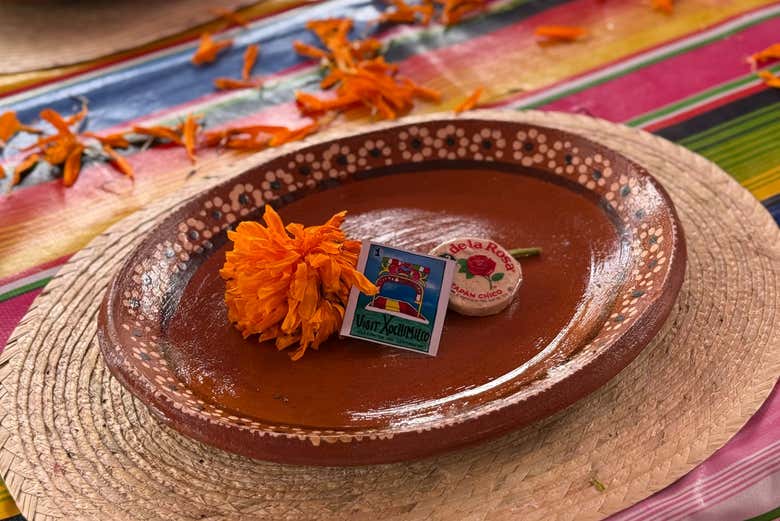 Paseo en trajinera por Xochimilco en Día de Muertos