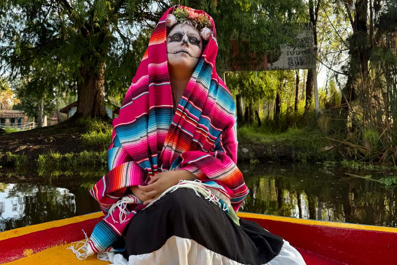 Paseo en trajinera por Xochimilco en Día de Muertos
