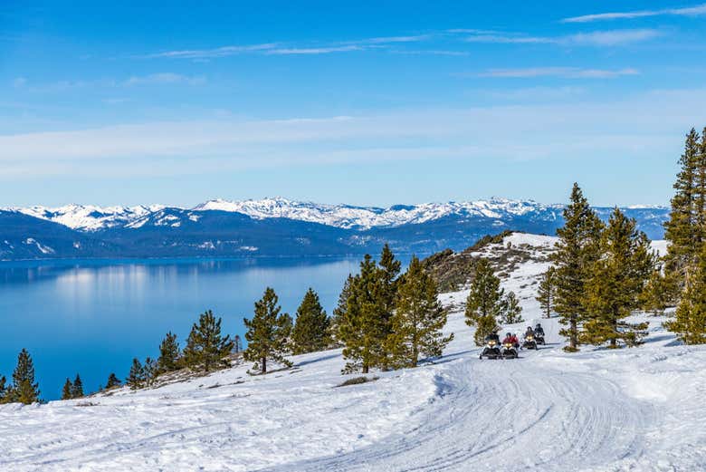 Paseo en moto de nieve por el lago Tahoe