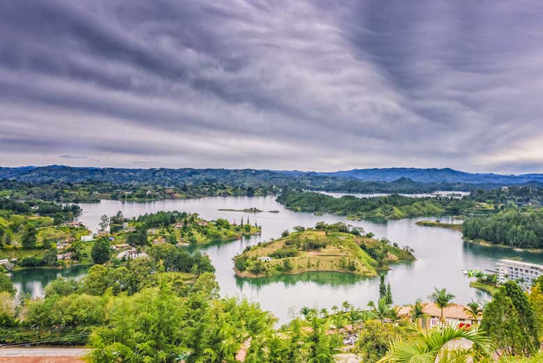 Excursión a Guatapé y una granja de llamas + Paseo en barco