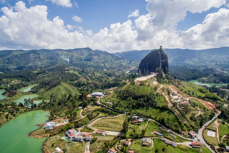 Excursión a Guatapé y una granja de llamas + Paseo en barco