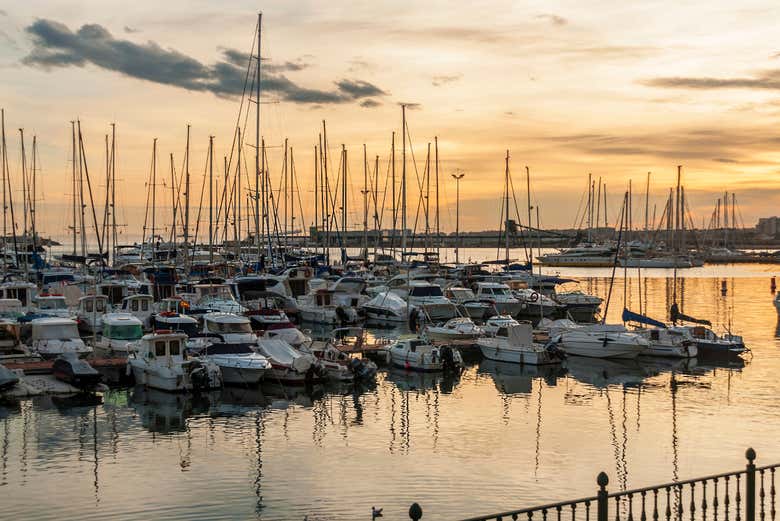 Paseo en barco al atardecer