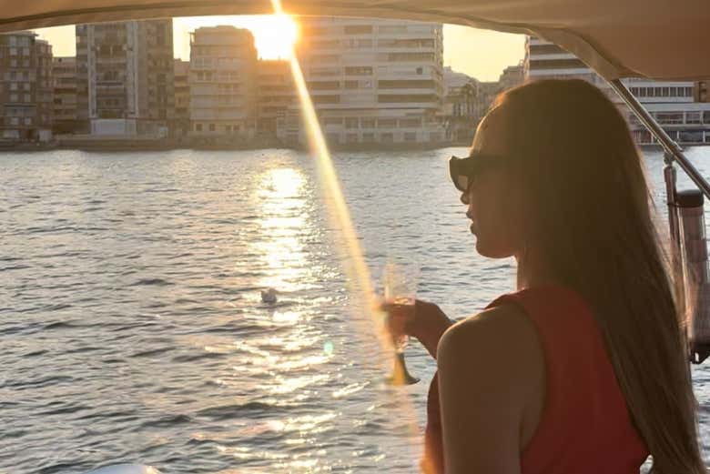 Paseo en barco al atardecer
