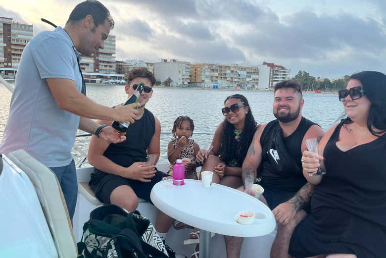 Paseo en barco al atardecer