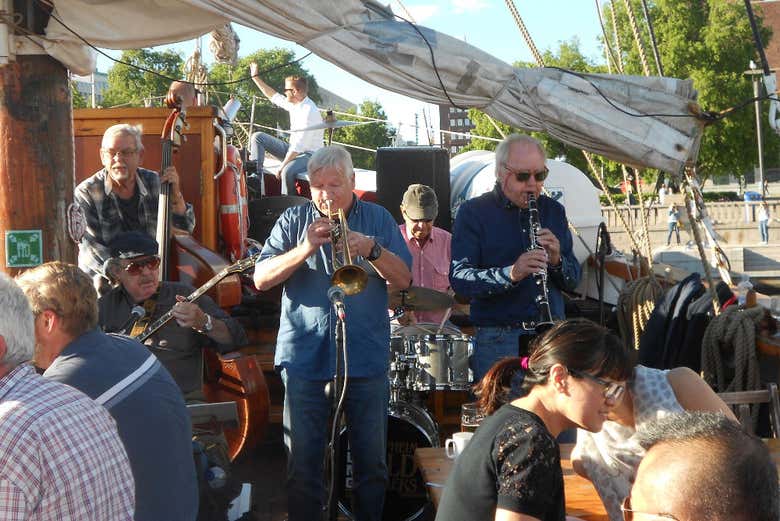 Crucero con cena y música en directo