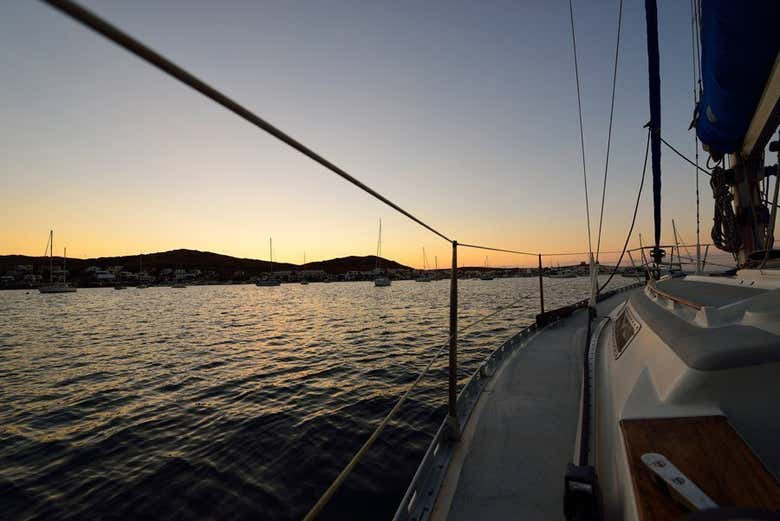 Paseo en velero al atardecer por Fornells