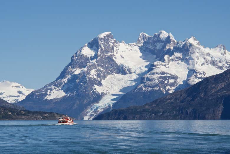 Crucero por los glaciares de Balmaceda y Serrano + Asado magallánico