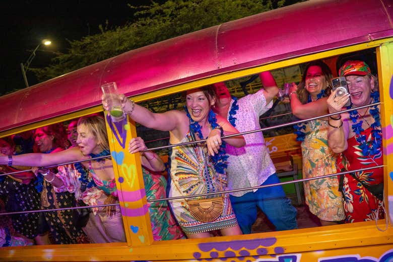 Tour en chiva rumbera por Cartagena + Fiesta en una discoteca