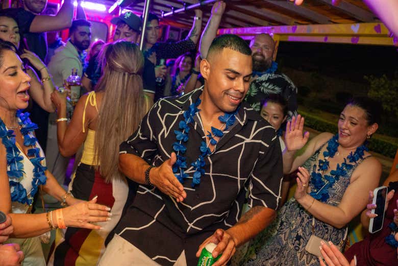 Tour en chiva rumbera por Cartagena + Fiesta en una discoteca