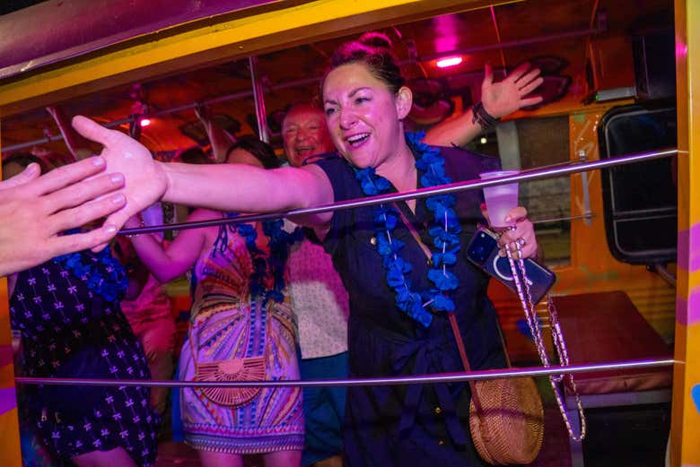 Tour en chiva rumbera por Cartagena + Fiesta en una discoteca