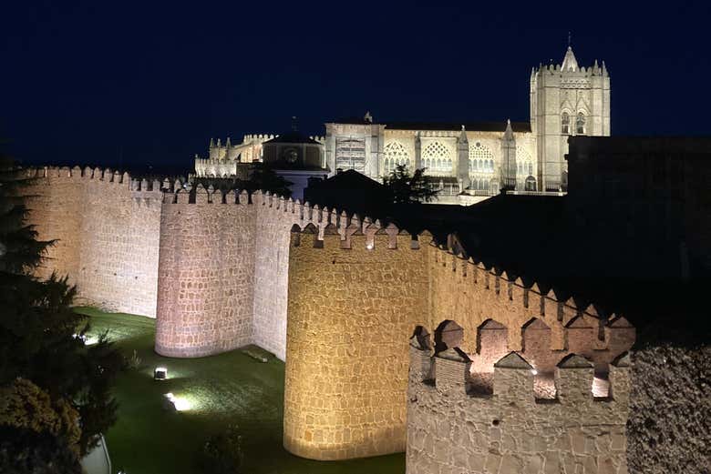 Tour de leyendas por la Ávila iluminada