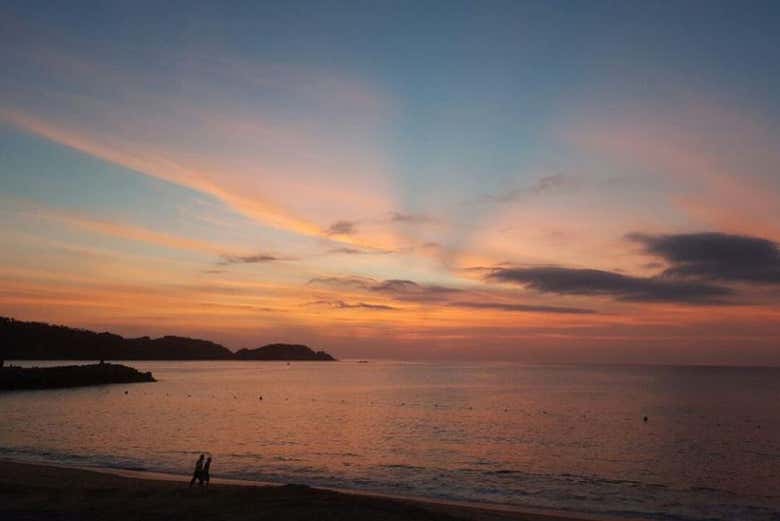 Barco por la bahía de Puerto Escondido al amanecer