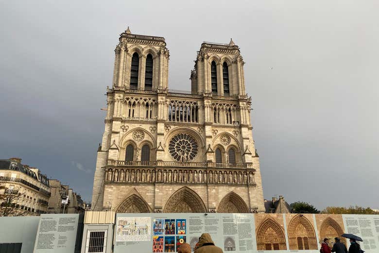 Tour por la isla de la Cité y el exterior de la catedral de Notre Dame