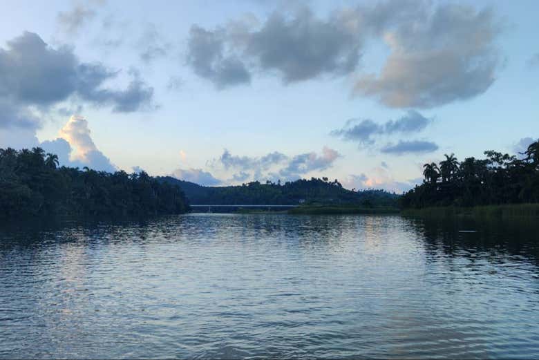 Paseo en barca por el río Toa + Visita a la playa de Maguana