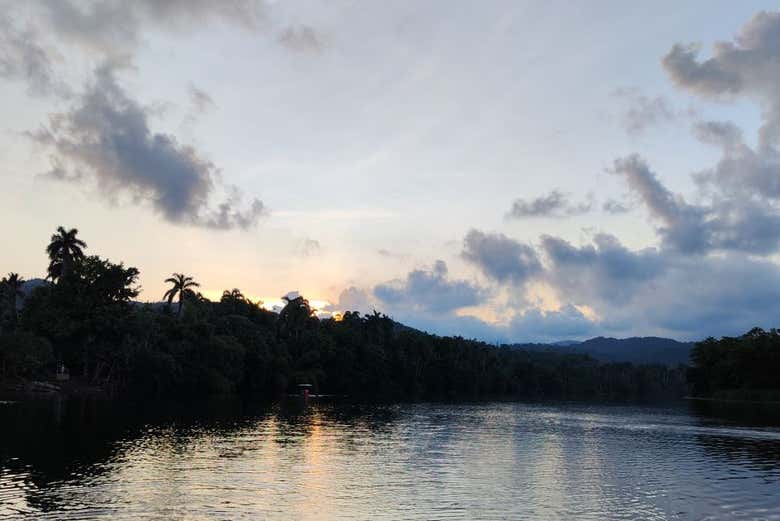 Paseo en barca por el río Toa + Visita a la playa de Maguana