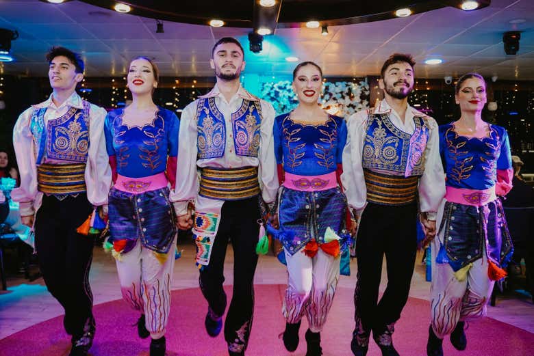 Crucero nocturno con cena y espectáculo
