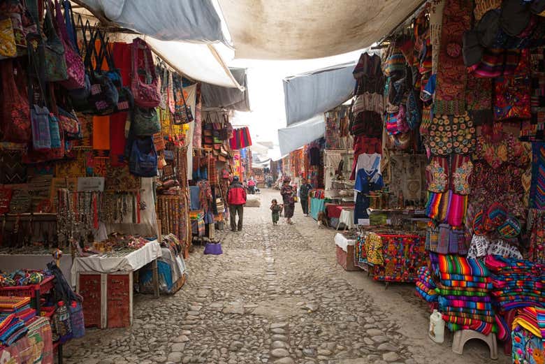 Mercado de Chichicastenango y lago Atitlán