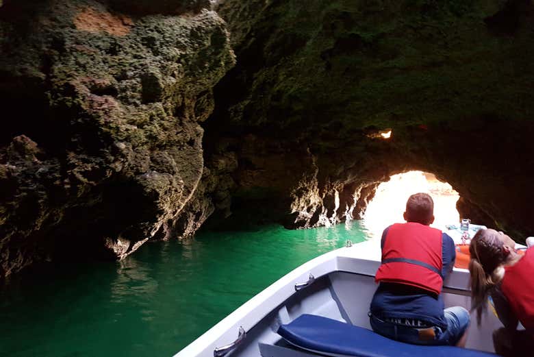 Paseo en barco por Ponta da Piedade al atardecer
