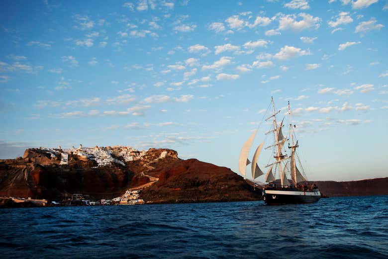 Excursión en goleta por Santorini al atardecer con cena