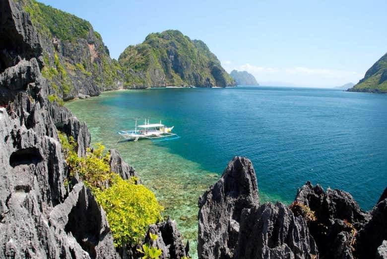 Island hopping por las playas escondidas y el santuario Matinloc (tour C)