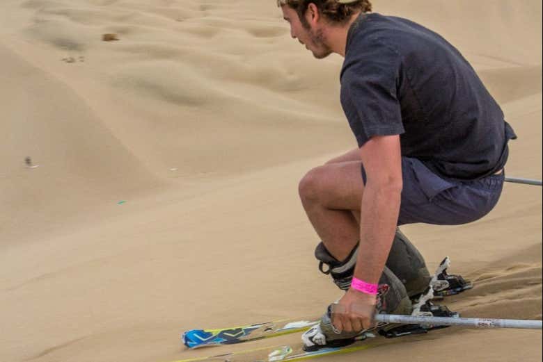 Sandboarding o sand skiing en el desierto de Ica