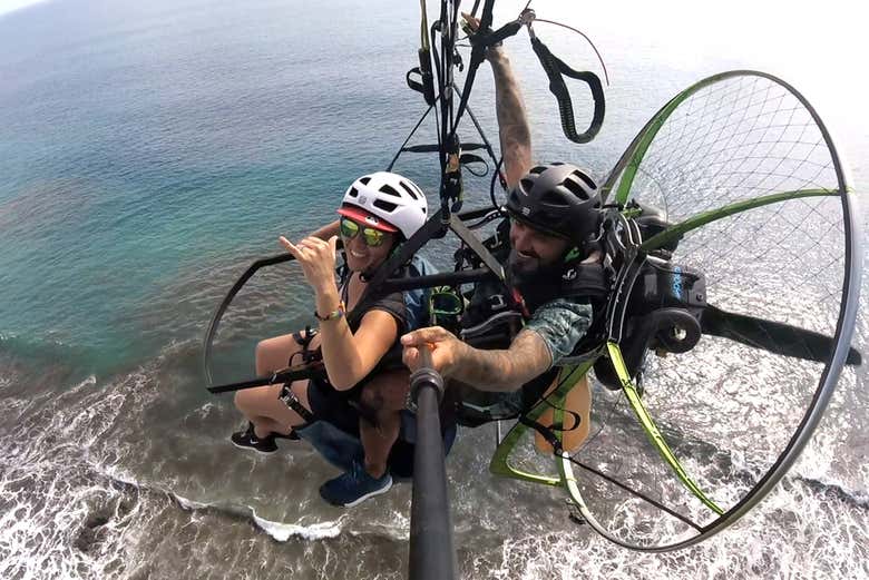 Vuelo en paramotor por la bahía de Jacó