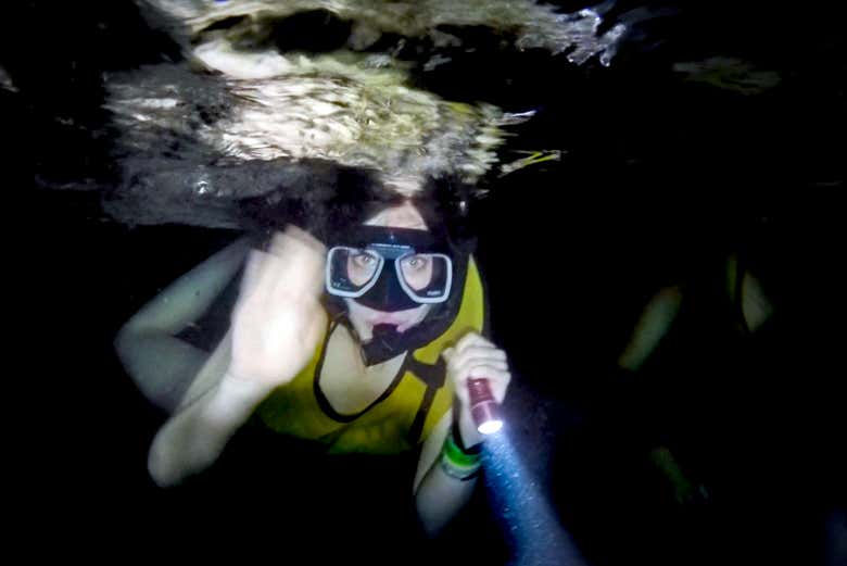Experiencia privada de snorkel nocturno en Cancún