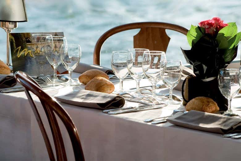 Paseo en barco con comida