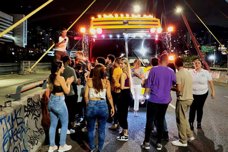 Tour nocturno en chiva rumbera + Degustación de comida callejera