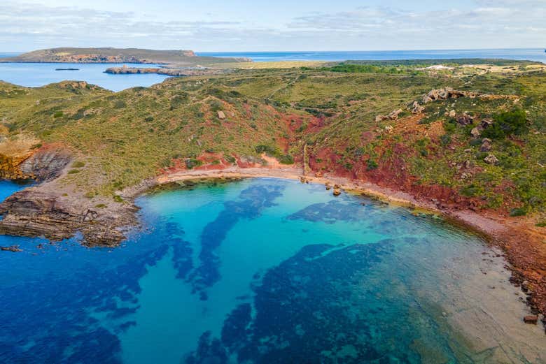 Paseo en barco por las calas del norte de Menorca