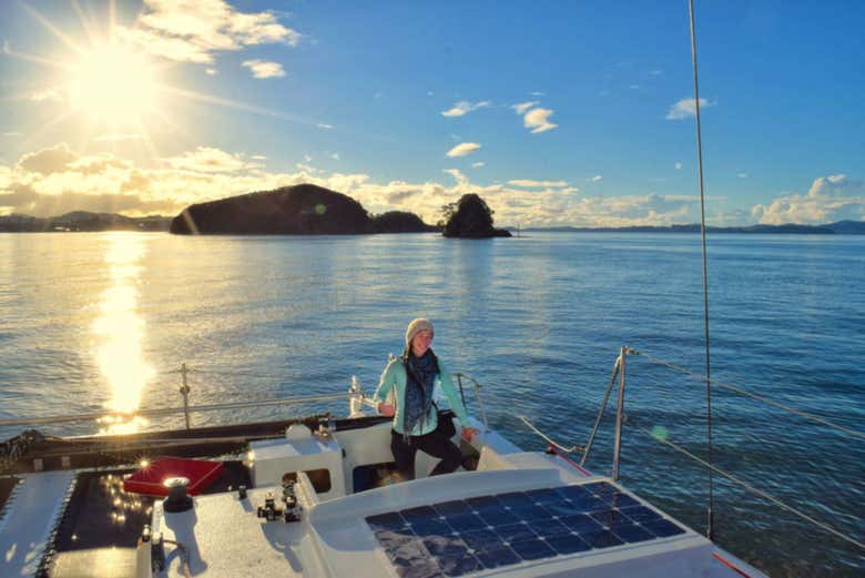 Paseo en catamarán al atardecer