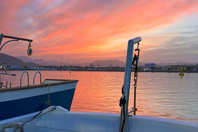 Paseo en barco al atardecer por la bahía de Alcudia