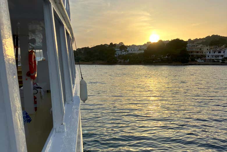 Paseo en barco al atardecer por la bahía de Alcudia