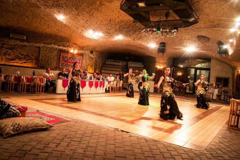 Cena con música y espectáculo tradicional
