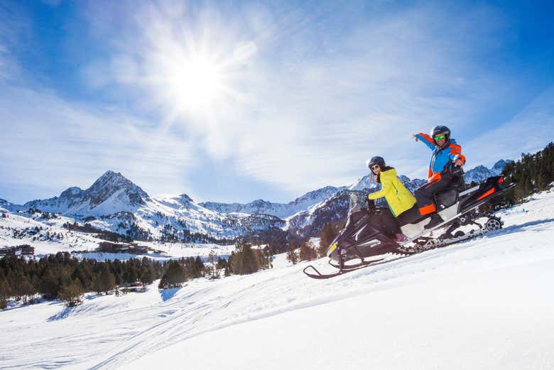 Paseo en moto de nieve por Grandvalira