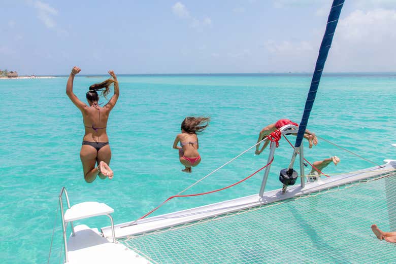 Excursión a Isla Mujeres en catamarán