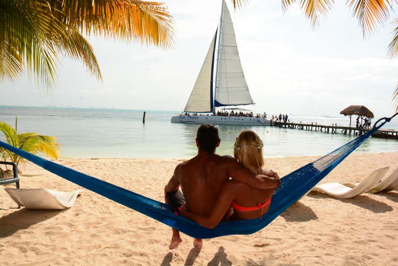 Excursión a Isla Mujeres en catamarán