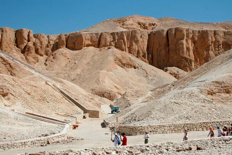 Valles de los Reyes y las Reinas, Colosos y Hatshepsut