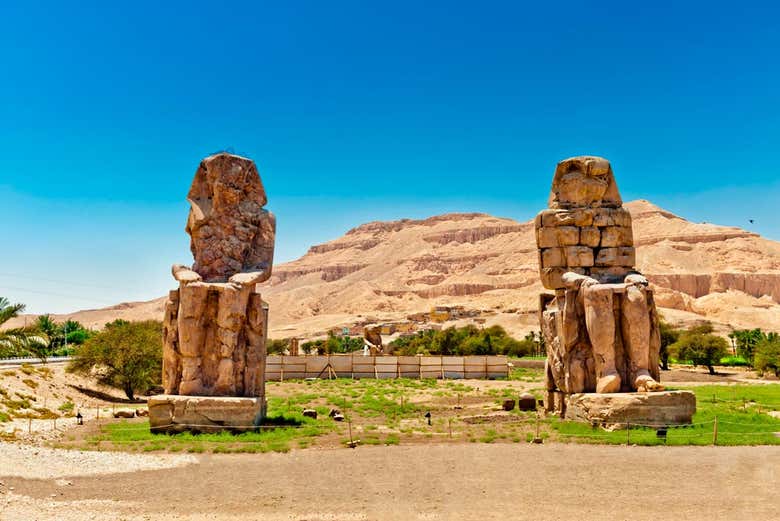 Valles de los Reyes y las Reinas, Colosos y Hatshepsut