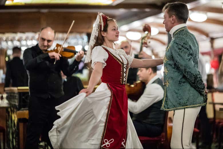 Crucero con cena y música en vivo