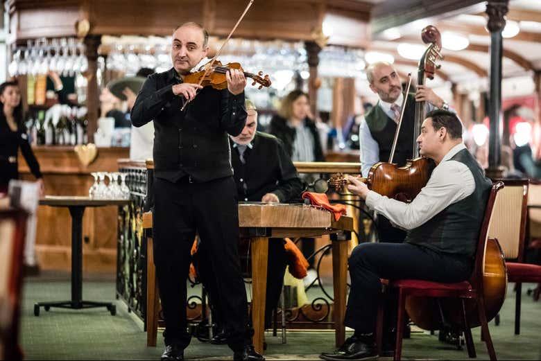 Crucero con cena y música en vivo