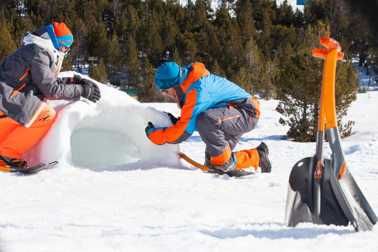 Construcción de un iglú en Grandvalira