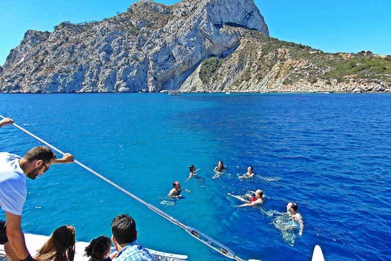 Paseo en catamarán con comida