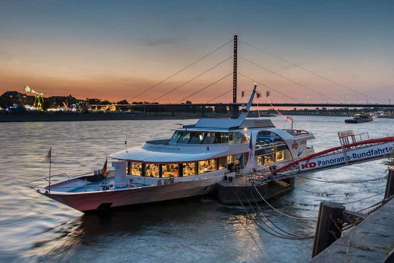 Paseo en barco al atardecer