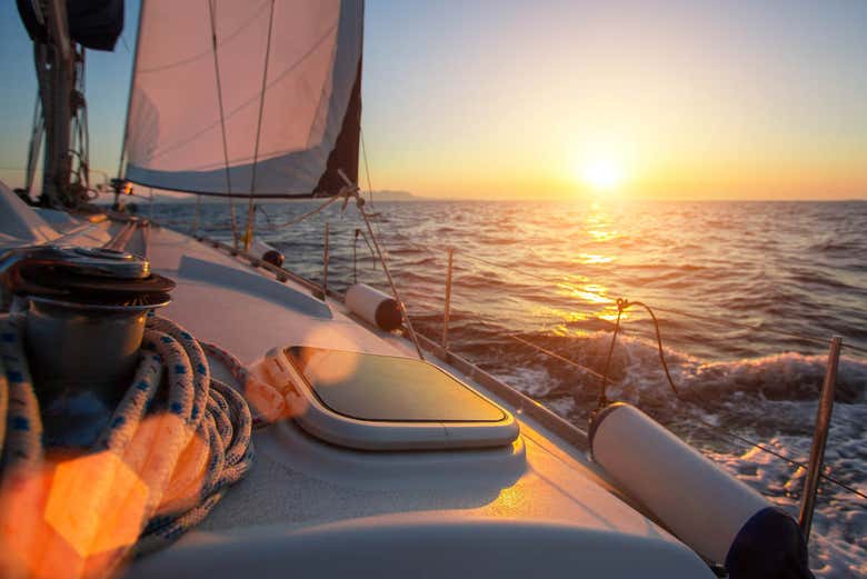 Paseo en catamarán al atardecer