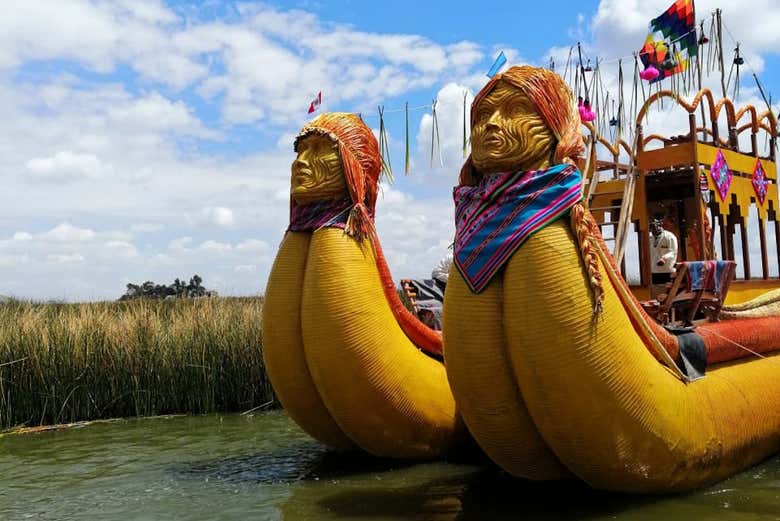 Excursión privada a las islas de los Uros en barca tradicional